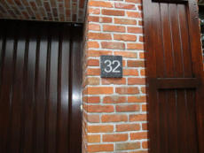 Huisnummer in natuursteen